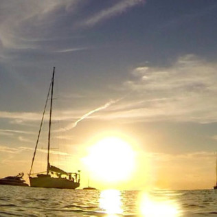 Paseo Privado en Barco Menorquín con Puesta de Sol y Gintonic para dos (Calella de Palafrugell, Girona)