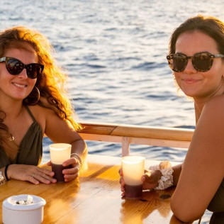Sunset Tour: Atardecer en Barco con Snacks, Bebida y DJ en Vivo (Mallorca)