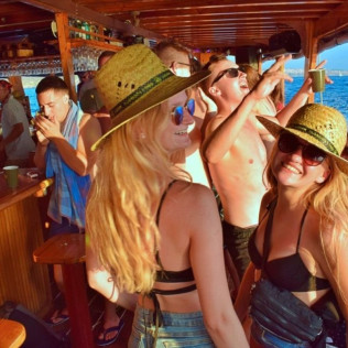Sunset Tour: Atardecer en Barco con Snacks, Bebida y DJ en Vivo (Mallorca)