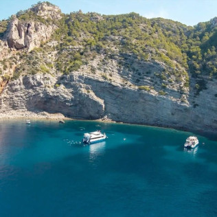 Paseo en Barco por las Playas del Norte y Snorkel en Cala Salada (Ibiza)