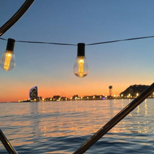 Salida en Velero con Paddle Surf, Aperitivo, Bebidas y Opción a ver el Atardecer (Barcelona)