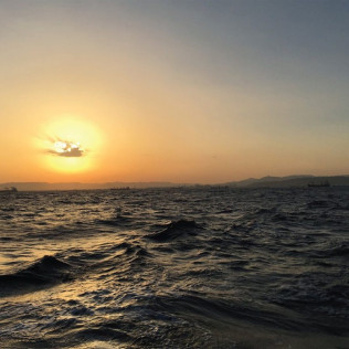 Salida en Velero con Paddle Surf, Aperitivo, Bebidas y Opción a ver el Atardecer (Barcelona)