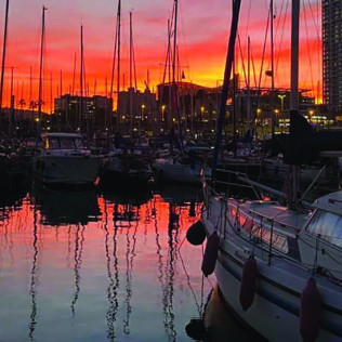 Salida en Velero con Paddle Surf, Aperitivo, Bebidas y Opción a ver el Atardecer (Barcelona)