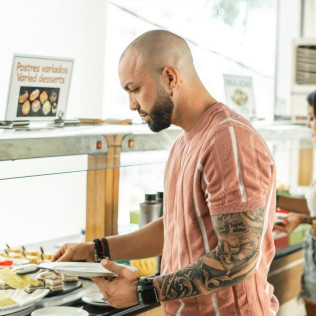 Acceso a las Instalaciones y Consumición con Opción a Comida en BC™ Music Resort (Benidorm, Alicante)