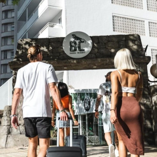 Acceso a las Instalaciones y Consumición con Opción a Comida en BC™ Music Resort (Benidorm, Alicante)