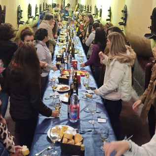Visita a Bodega Cristo del Humilladero con Cata, Aperitivo y Comida para dos (Cadalso de los Vidrios, Madrid)