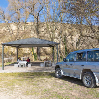 Visita Cantos para dos: Visita a los Viñedos, Bodega y Cata de Vinos en la Bodega Finca Valpiedra (La Rioja)