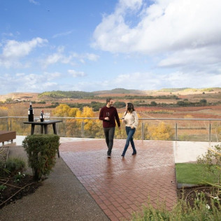 Visita Cantos para dos: Visita a los Viñedos, Bodega y Cata de Vinos en la Bodega Finca Valpiedra (La Rioja)