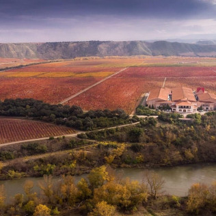 Visita Cantos para dos: Visita a los Viñedos, Bodega y Cata de Vinos en la Bodega Finca Valpiedra (La Rioja)