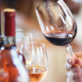 Visita Cantos para dos: Visita a los Viñedos, Bodega y Cata de Vinos en la Bodega Finca Valpiedra (La Rioja)