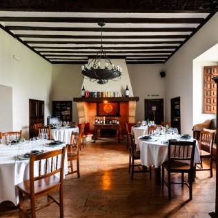 Escapada en La Posada de Pradorey con Cena, Visita a Bodega, Viñedos y Cata de Vinos de Alta Gama para dos (Gumiel de Mercado, Burgos)