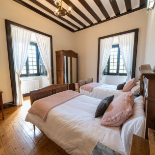 Escapada en La Posada de Pradorey con Cena, Visita a Bodega, Viñedos y Cata de Vinos de Alta Gama para dos (Gumiel de Mercado, Burgos)