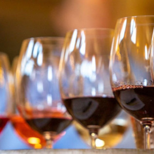 Escapada en La Posada de Pradorey con Cena, Visita a Bodega, Viñedos y Cata de Vinos de Alta Gama para dos (Gumiel de Mercado, Burgos)