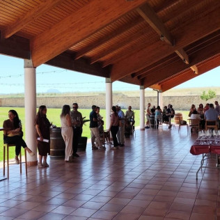 Visita a Bodega con Cata de Vinos y Opción a Menú o Maridaje para dos en Huerta de Albalá (Arcos de la Frontera, Cádiz)