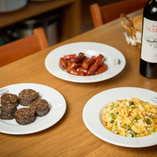 Sabores KM 0: Visita a Bodega, Cata de Vino y Menú Maridado para dos en Bosque de Matasnos (Peñaranda de Duero, Burgos)