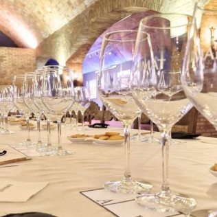 Visita Guiada y Cata de 5 Vinos con Maridaje de Quesos Artesanos para dos en Bodegas Raimat (Lleida)