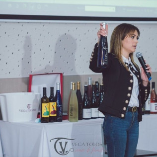 Visita a Bodega Vega Tolosa con Cata de Vinos y Aceites y Aperitivo para dos (Casas Ibáñez, Albacete)