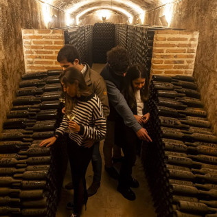 Visita a Bodega Subterránea con Cata de Vinos y Quesos o Dulces Artesanos para dos en Bodegas de Alberto (Valladolid)