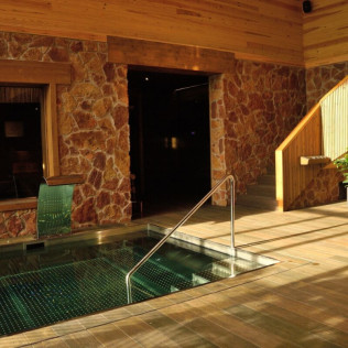Visita a Bodegas en Cellers Baronia del Montsant y Circuito Termal en Spa & Wellness Roca Vermella (Tarragona)