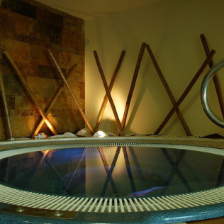 Visita a Bodegas Viña Placentina con Cata de Vinos y Circuito Spa para dos en Hotel Hospes Palacio de Arenales & Spa 5* (Cáceres)