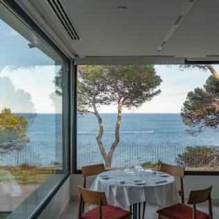 Mesa para dos: Comida o Cena para dos personas en uno de los Paradores de España (98 localizaciones a elegir)