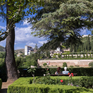 Escapada con Desayuno y Comida o Cena para dos personas en Parador de Granada 4* (Granada)
