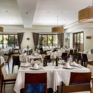 Escapada con Desayuno y Comida o Cena para dos personas en Parador de Granada 4* (Granada)