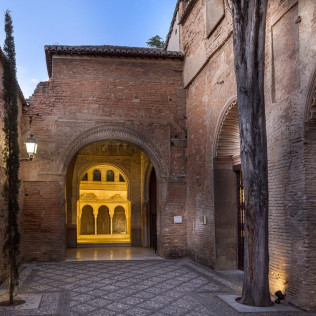 Escapada con Desayuno y Comida o Cena para dos personas en Parador de Granada 4* (Granada)