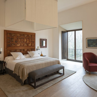 Escapada con Desayuno y Comida o Cena para dos personas en Parador de León 5* (León)