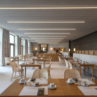 Escapada con Desayuno y Comida o Cena para dos personas en Parador de León 5* (León)