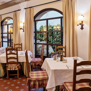 Escapada con Desayuno y Comida o Cena para dos personas en Parador de Úbeda (Jaén)