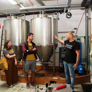 Visita Guiada a la Fábrica de Cerveza TACOA con Brunch para dos (El Sauzal, Tenerife) 