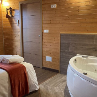 Escapada en Cabaña con Jacuzzi en A Quinta de Bouzas (Mazarico, A Coruña)