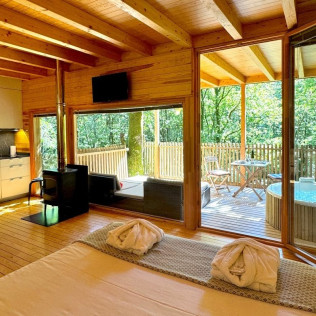 Escapada de 2 Noches en una Cabaña con Jacuzzi, Desayuno y Visita a Viñedos y Bodega (A Coruña)
