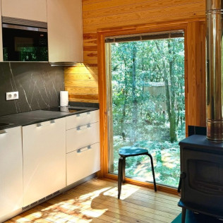 Escapada de 2 Noches en una Cabaña con Jacuzzi, Desayuno y Visita a Viñedos y Bodega (A Coruña)
