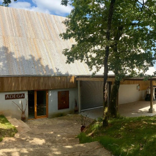 Escapada de 2 Noches en una Cabaña con Jacuzzi, Desayuno y Visita a Viñedos y Bodega (A Coruña)