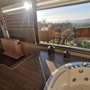 Escapada en una de las Cabañas con Bañera Hidromasaje y Jacuzzi Exterior de Nidos de Carnota (Carnota, A Coruña)