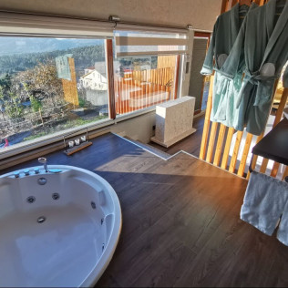 Escapada de 2 Noches en una de las Cabañas con Bañera Hidromasaje y Jacuzzi Exterior de Nidos de Carnota (Carnota, A Coruña)