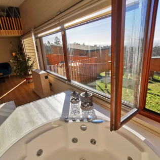 Escapada de 2 Noches en una de las Cabañas con Bañera Hidromasaje y Jacuzzi Exterior de Nidos de Carnota (Carnota, A Coruña)