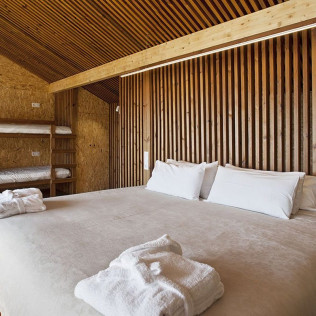 Escapada con Jacuzzi en Cabañitas del Bosque: Pallales de Albeida con Acceso a Spa Spasinho (Outes, A Coruña) - De domingo a jueves