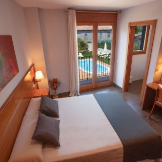 Escapada con Comida o Cena en Hotel Cal Marçal (Puig-reig, Barcelona)