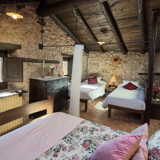 Escapada con Desayuno en Mas Cal Sastre: Habitación Fredulic, Moixina, Ciureny o La Carlet (Sant Hilari Sacalm, Girona)