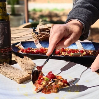 Cata de Aceites Maridada con una Selección de Platos de Producto Local para dos en Can Blai (Inca, Mallorca)