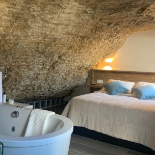 Escapada de 2 Noches en Suite Cueva con Bañera de Hidromasaje en Setenil Rural (Setenil de las Bodegas, Cádiz)