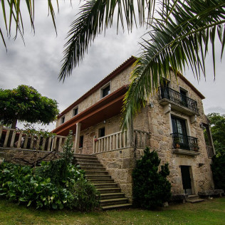 Escapada con Opción a Bañera de Hidromasaje en Casa Rural Os Carballos (Barro, Pontevedra)