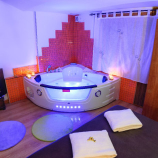Escapada de 2 Noches con Jacuzzi Privado en Casa Rural Aguas Frías *** (La Omañuela, León)