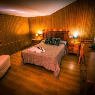 Escapada de 2 Noches con Jacuzzi Privado en Casa Rural Aguas Frías *** (La Omañuela, León)