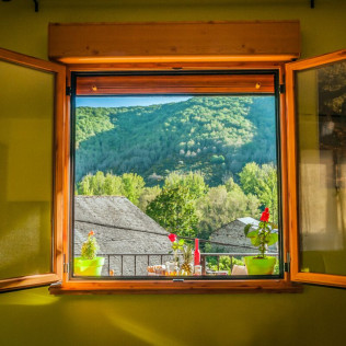 Escapada de 2 Noches con Jacuzzi Privado en Casa Rural Aguas Frías *** (La Omañuela, León)