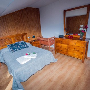 Escapada de 2 Noches con Jacuzzi Privado en Casa Rural Aguas Frías *** (La Omañuela, León)