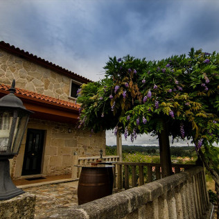 Escapada de 2 Noches con Opción a Bañera de Hidromasaje en Casa Rural Os Carballos (Barro, Pontevedra)
